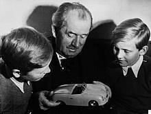 1949: Ferdinand Porsche zeigt seinen Enkelkindern Ferdinand Piëch (rechts) und Ferdinand Alexander Porsche ein Modell des Porsche 356 Nr.1.